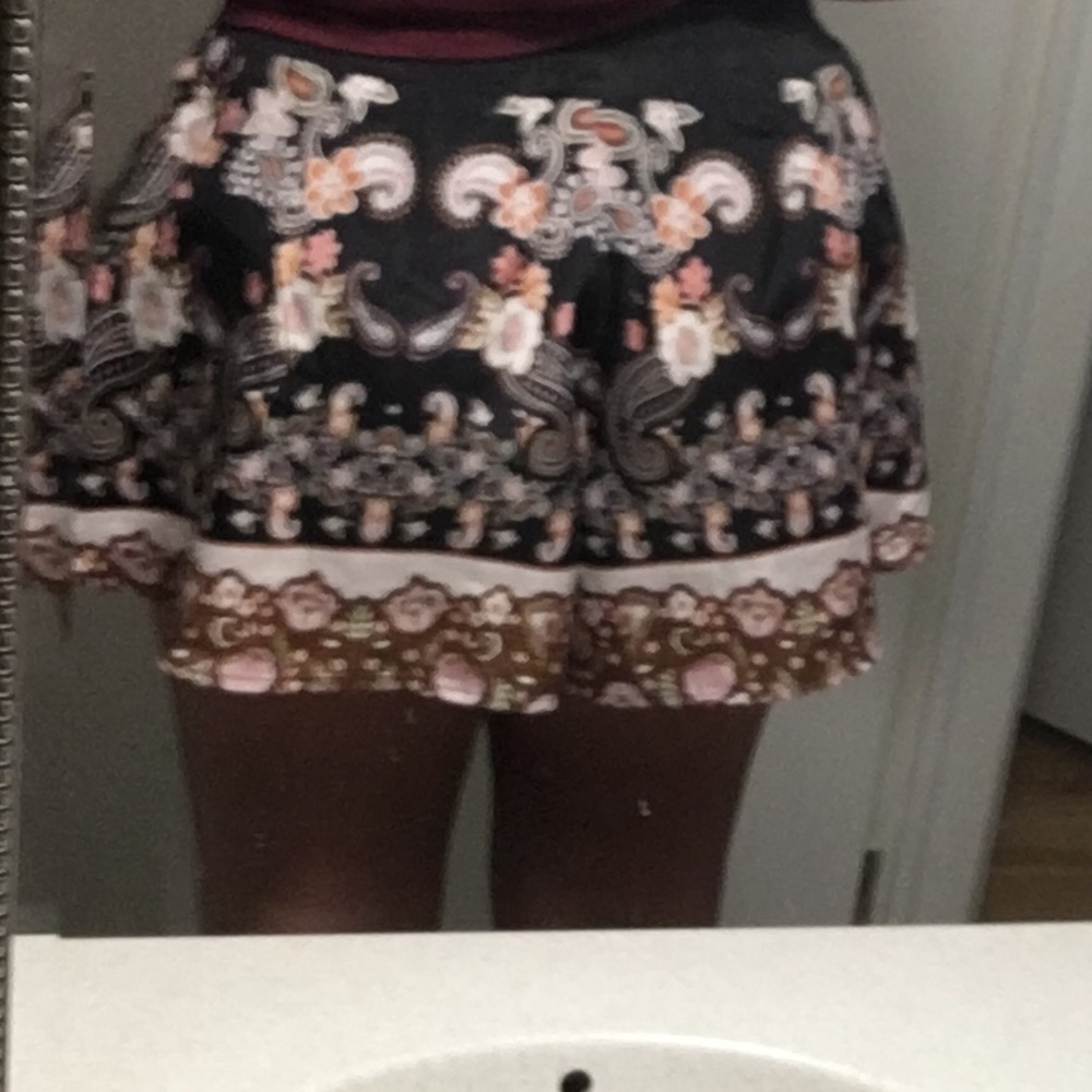 Patterned Flowy Shorts - Picture 3 of 3